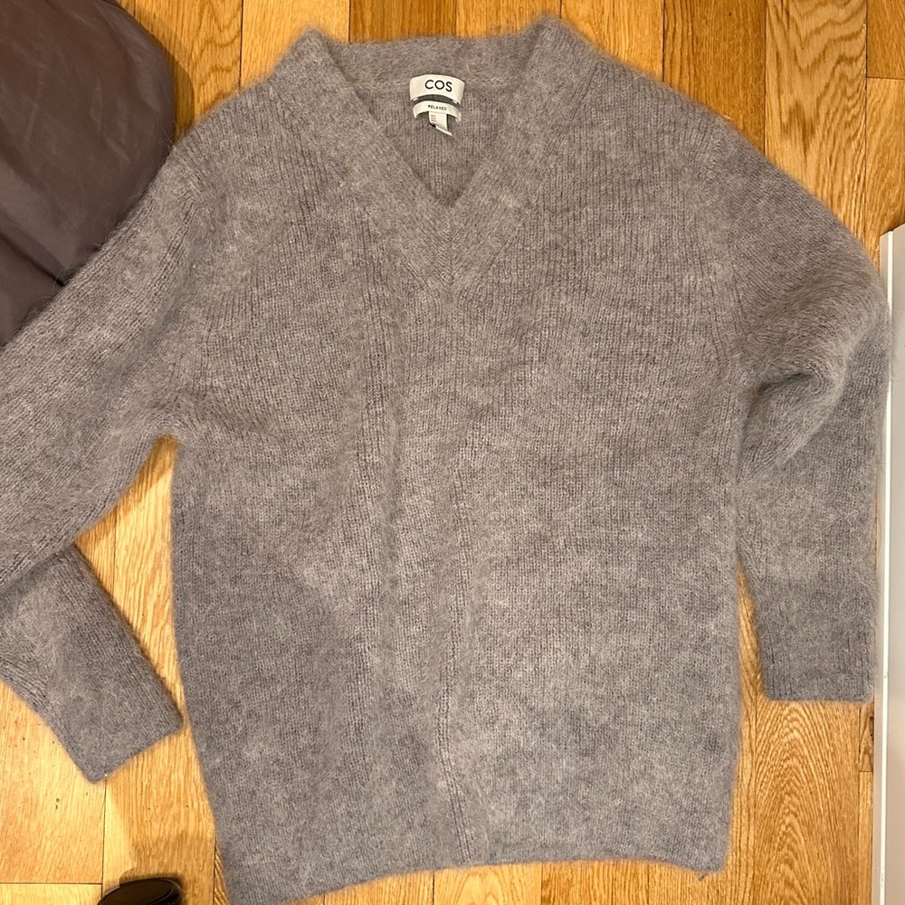 Fluffy wool alpaca gray Cos V-neck sweater unisex